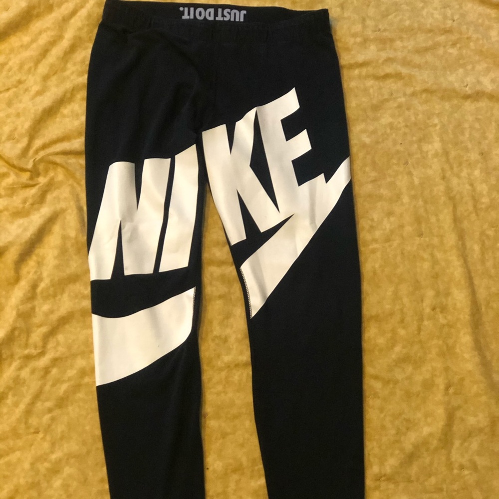 Large woman’s Nike leggings